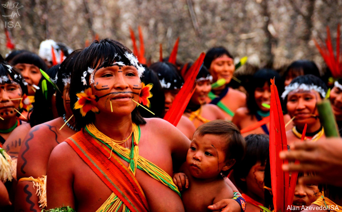 Ehuana Yanomami, a primeira mulher yanomami a escrever um livro na língua yanomami, no XI Encontro de Mulheres Yanomami. Foto: Alan Azevedo/ISA, 2018
